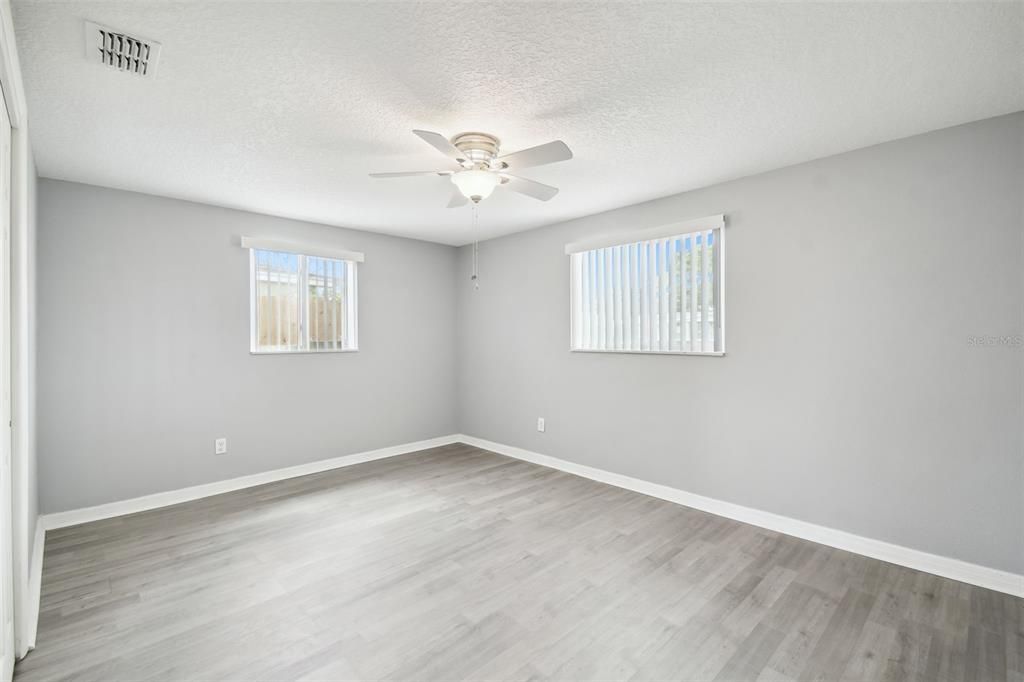 For Sale: $243,900 (2 beds, 1 baths, 988 Square Feet)