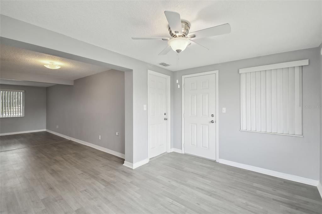 For Sale: $243,900 (2 beds, 1 baths, 988 Square Feet)