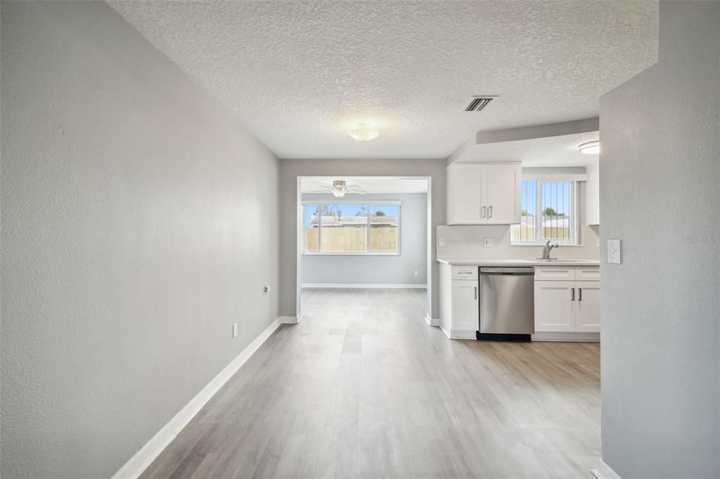 For Sale: $243,900 (2 beds, 1 baths, 988 Square Feet)