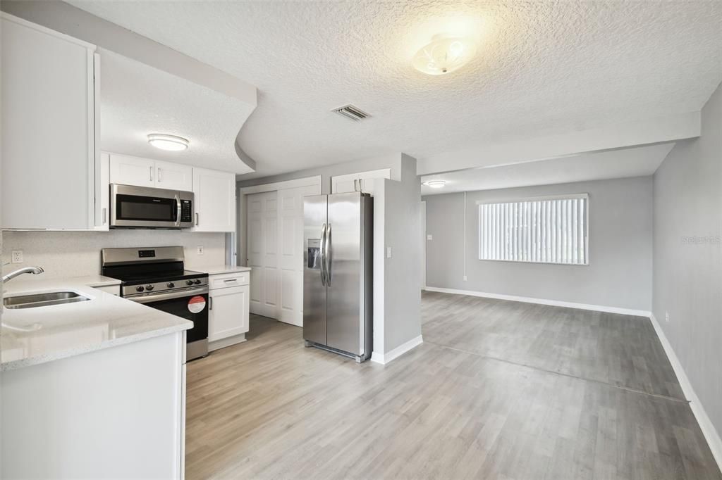 For Sale: $243,900 (2 beds, 1 baths, 988 Square Feet)