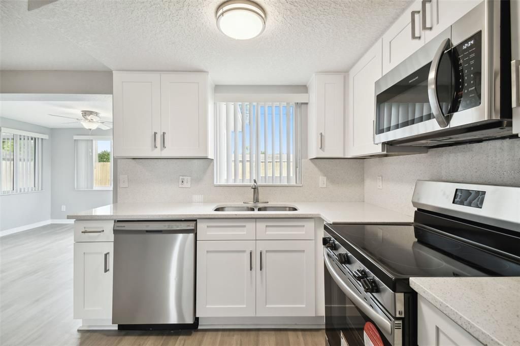 For Sale: $243,900 (2 beds, 1 baths, 988 Square Feet)