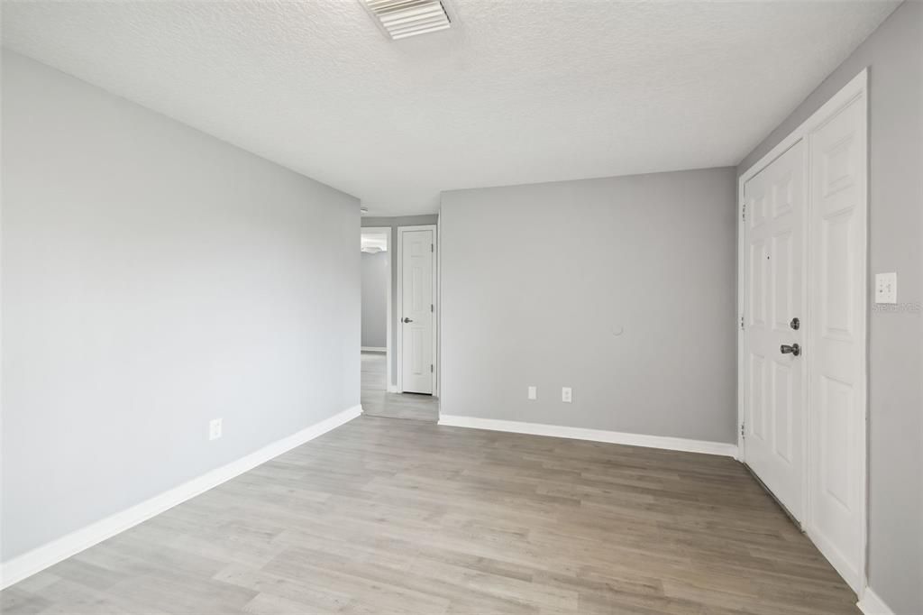 For Sale: $243,900 (2 beds, 1 baths, 988 Square Feet)