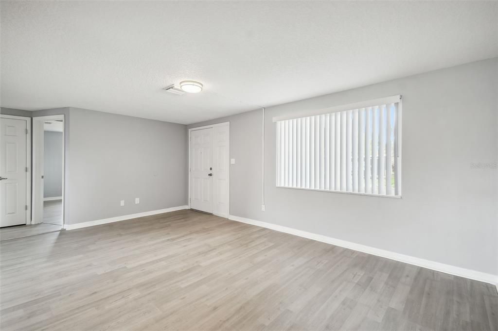 For Sale: $243,900 (2 beds, 1 baths, 988 Square Feet)