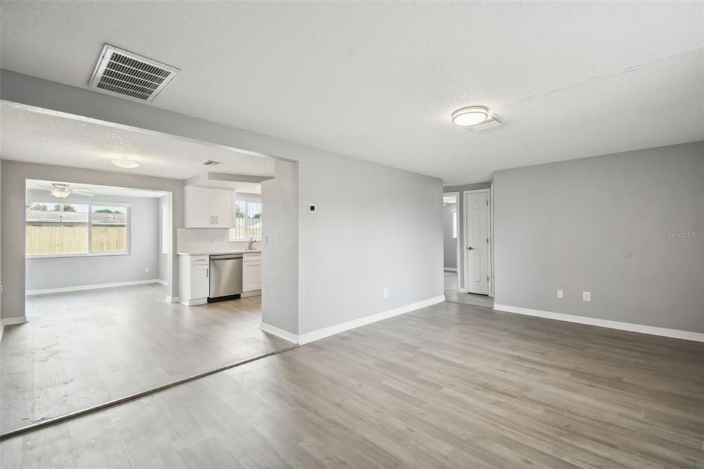 For Sale: $243,900 (2 beds, 1 baths, 988 Square Feet)