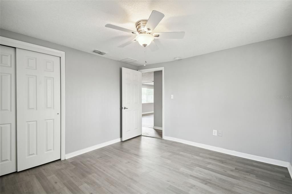 For Sale: $243,900 (2 beds, 1 baths, 988 Square Feet)