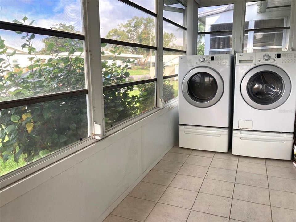 Washer/dryer on lanai.