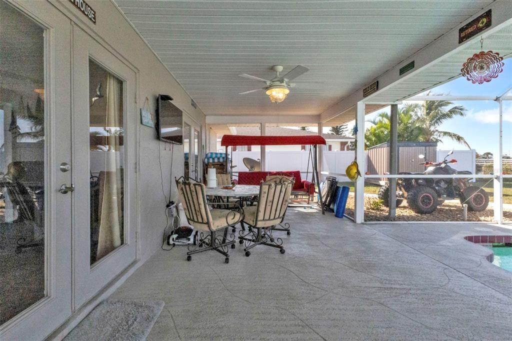 Huge lanai perfect for entertaining.