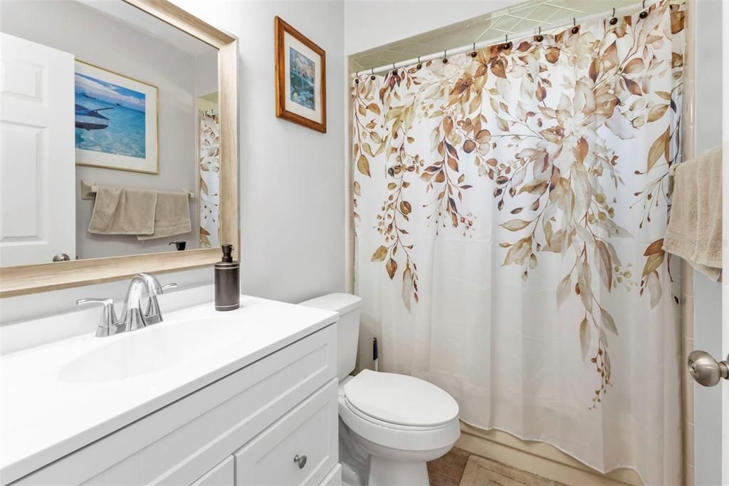 Guest bathroom with shower/tub combo and single vanity