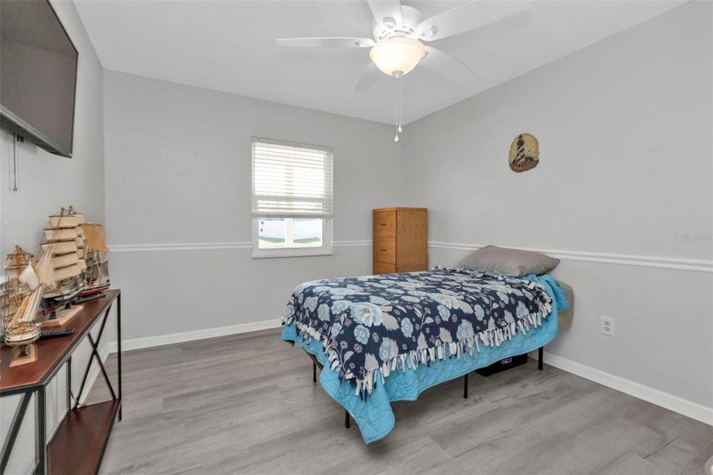 2nd Guest bedroom with laminate flooring