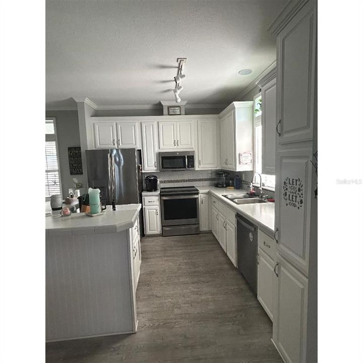 For Sale: $269,800 (3 beds, 2 baths, 1387 Square Feet)