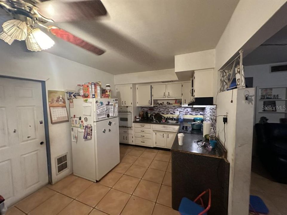 For Sale: $129,900 (2 beds, 1 baths, 855 Square Feet)