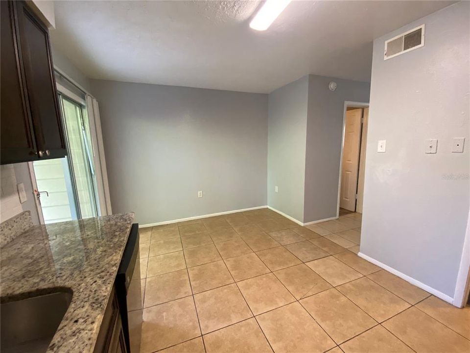 For Rent: $1,300 (1 beds, 1 baths, 762 Square Feet)