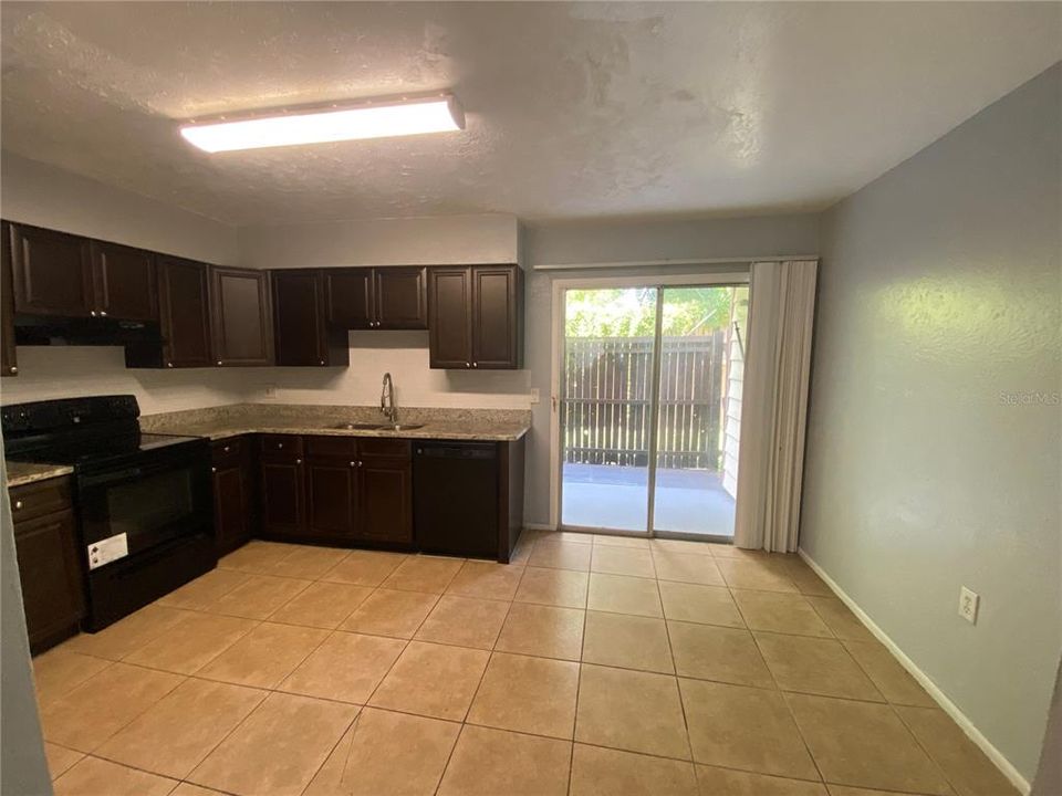 For Rent: $1,300 (1 beds, 1 baths, 762 Square Feet)