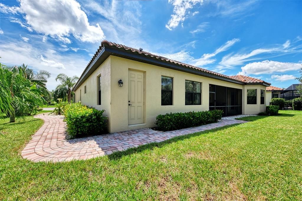 For Sale: $600,000 (4 beds, 2 baths, 2337 Square Feet)