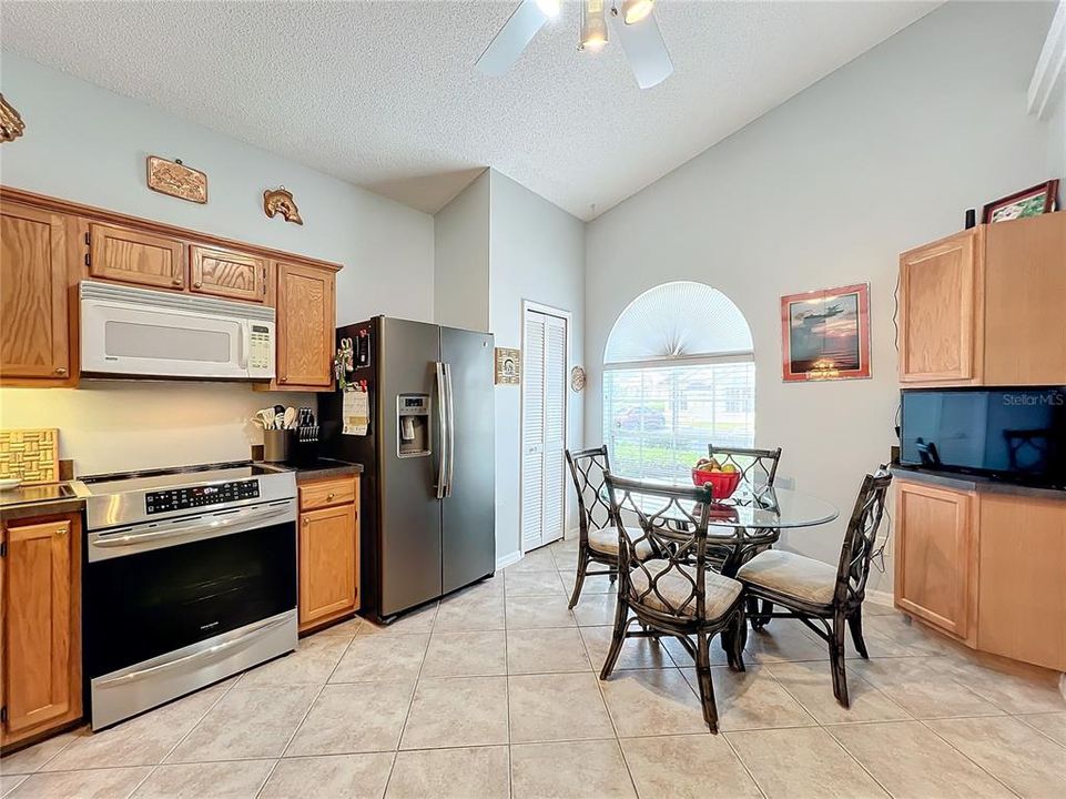 Eat-in area and extra corner cabinet