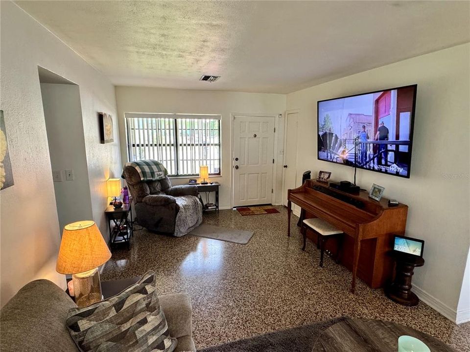 Activo con contrato: $325,000 (3 camas, 2 baños, 1160 Pies cuadrados)