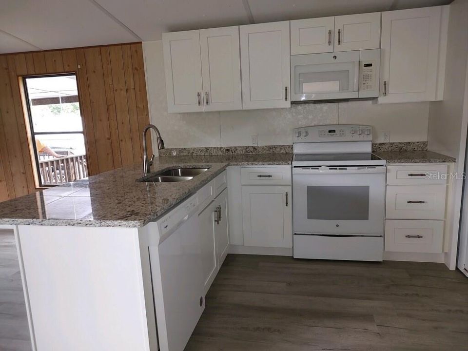 For Sale: $225,000 (2 beds, 1 baths, 784 Square Feet)