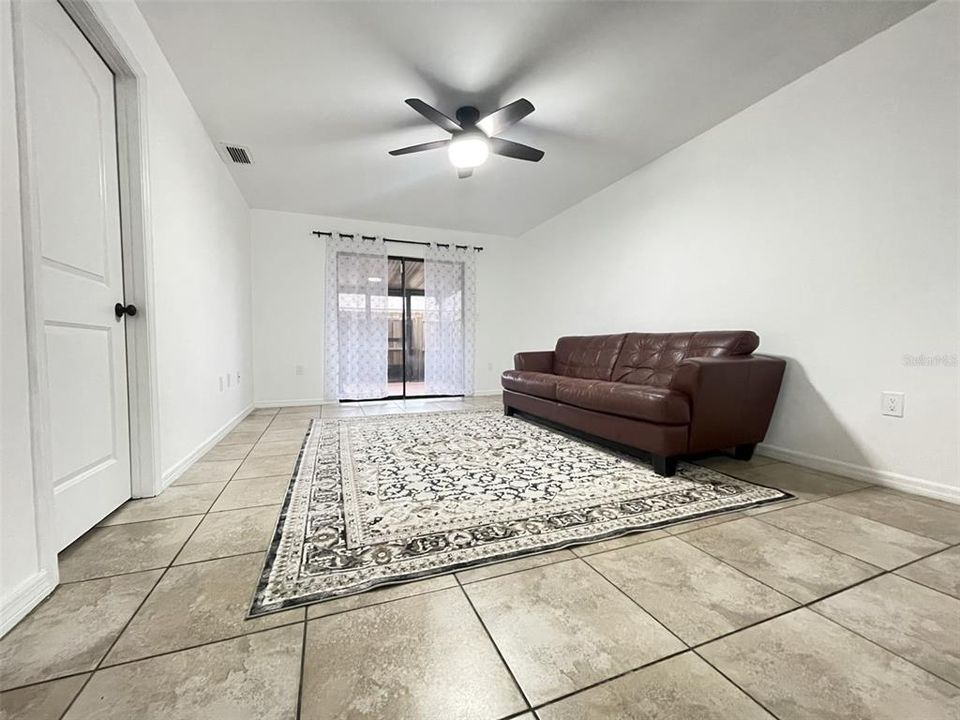 For Sale: $228,000 (2 beds, 2 baths, 991 Square Feet)