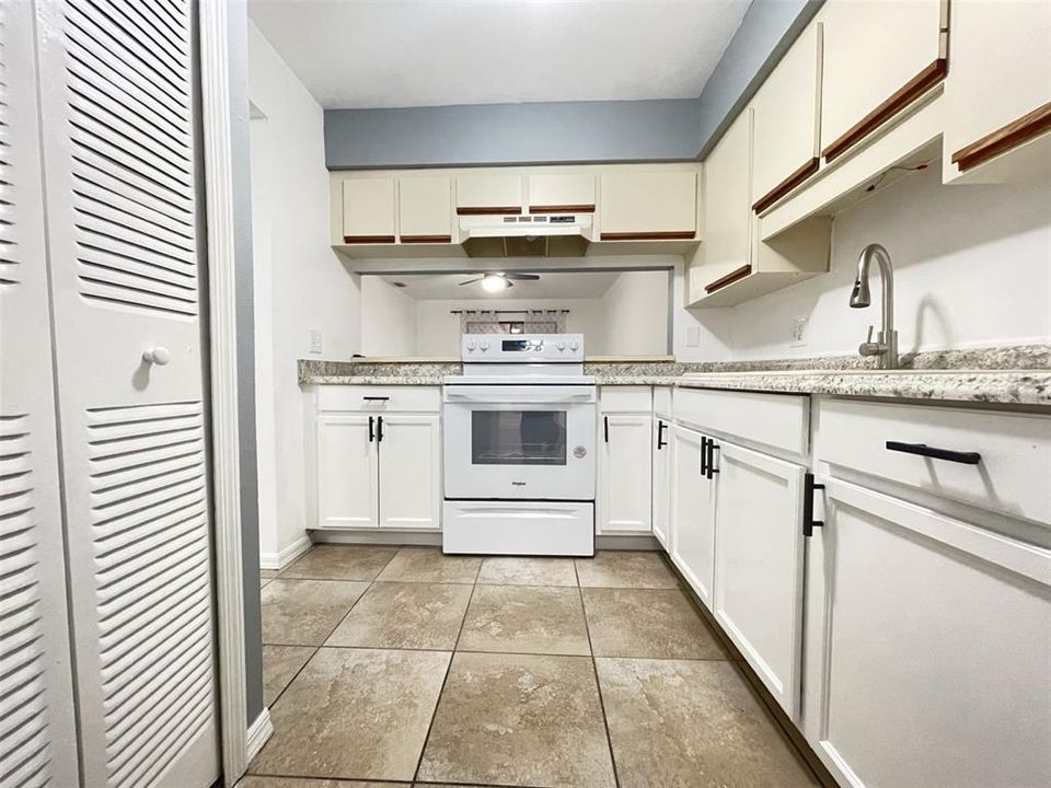 For Sale: $228,000 (2 beds, 2 baths, 991 Square Feet)