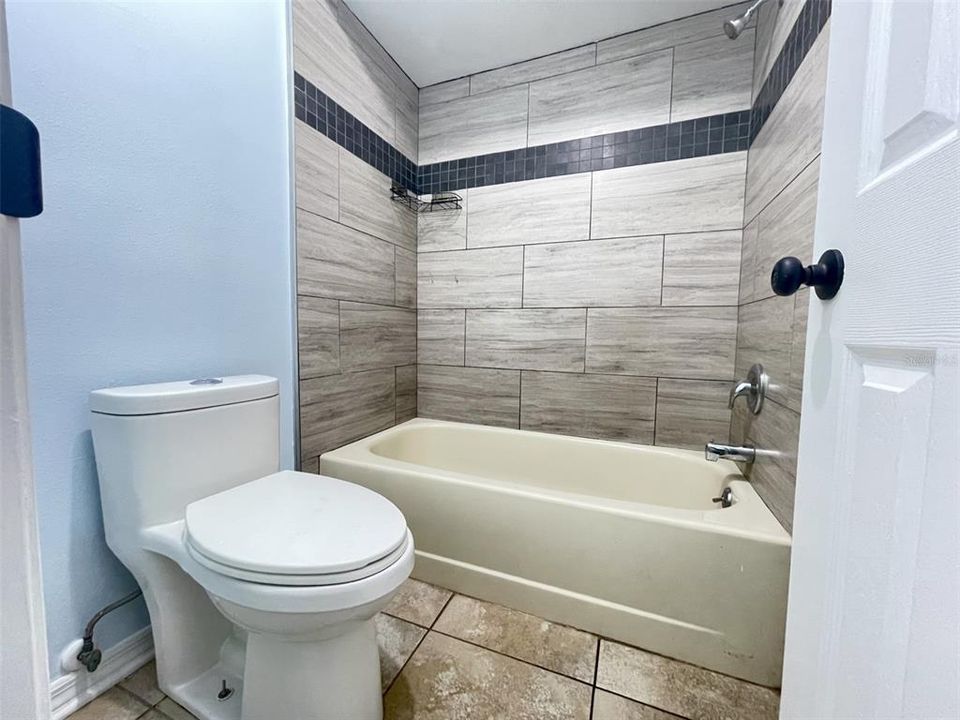 For Sale: $228,000 (2 beds, 2 baths, 991 Square Feet)