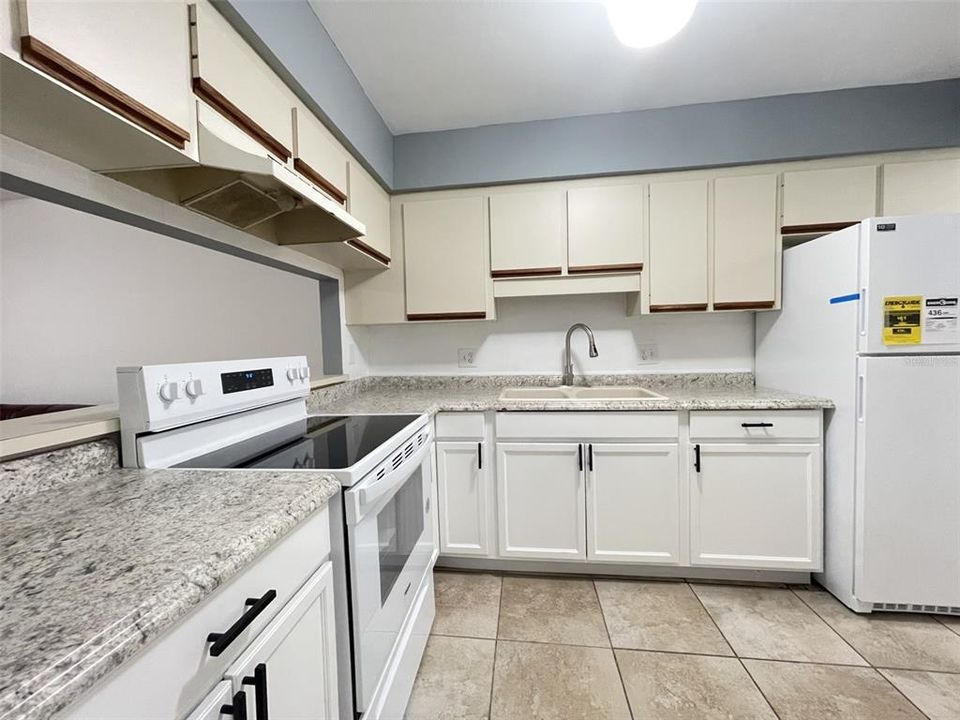 For Sale: $228,000 (2 beds, 2 baths, 991 Square Feet)