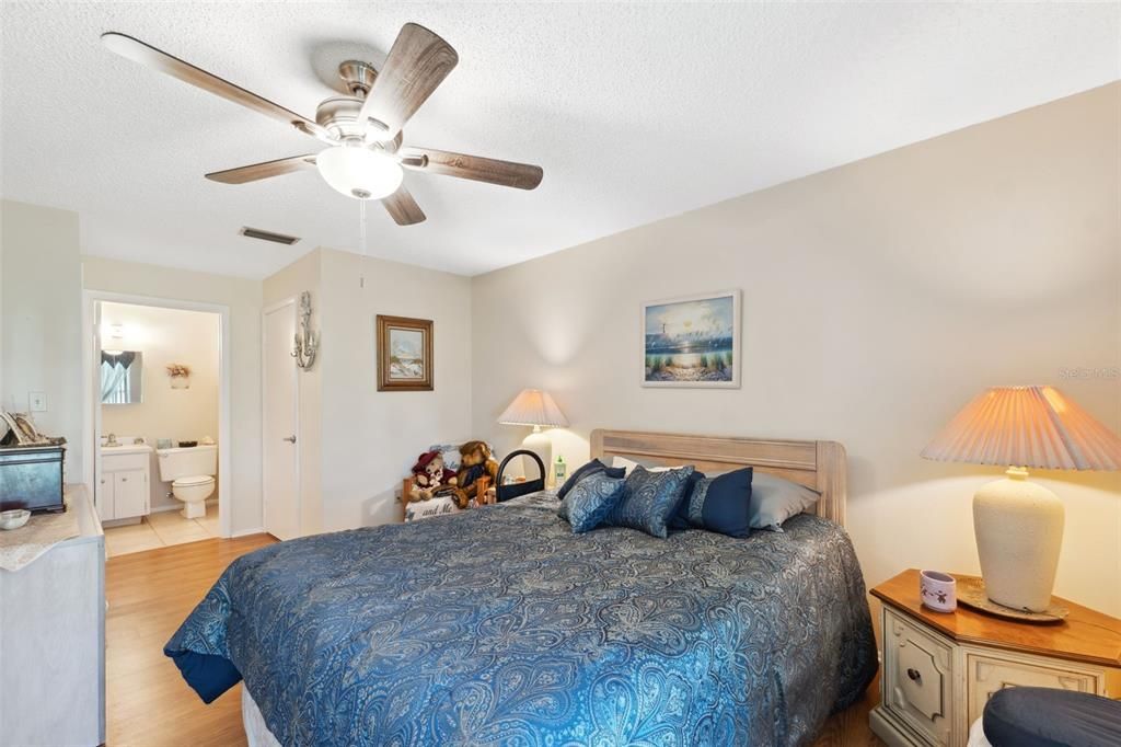 For Sale: $153,000 (2 beds, 1 baths, 825 Square Feet)