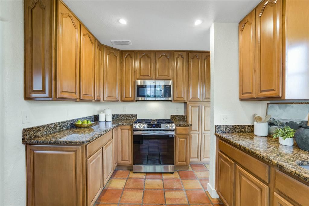 Kitchen w/New Stainless Appliances