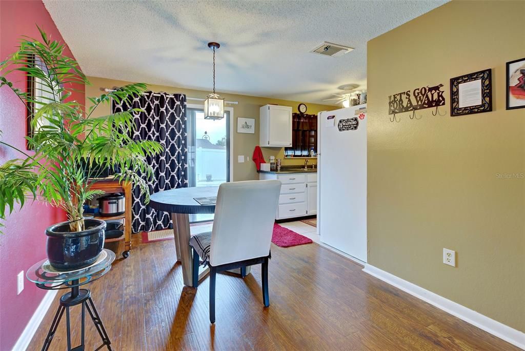 For Sale: $195,000 (2 beds, 2 baths, 858 Square Feet)