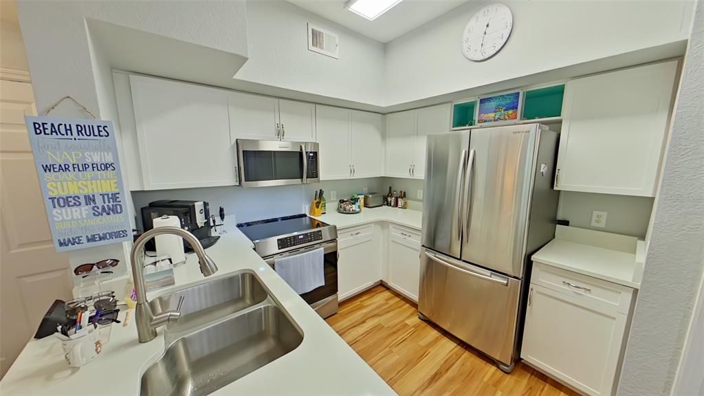 For Sale: $239,900 (1 beds, 1 baths, 759 Square Feet)