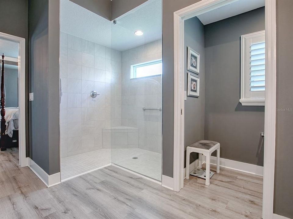 FRAMELESS GLASS WALL ON THE LOVELY ROMAN SHOWER!