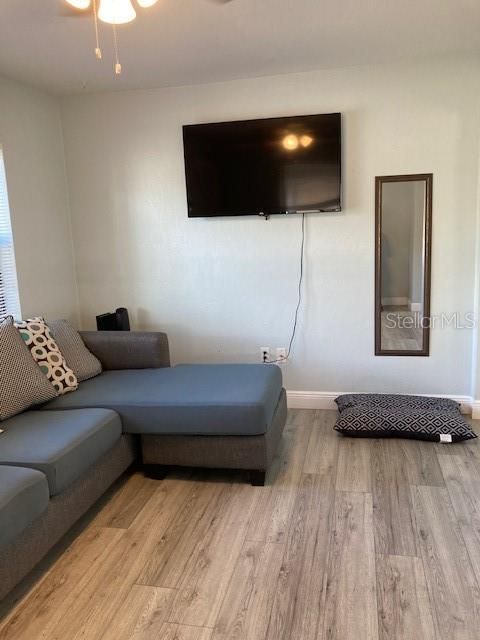 For Rent: $1,600 (2 beds, 1 baths, 690 Square Feet)