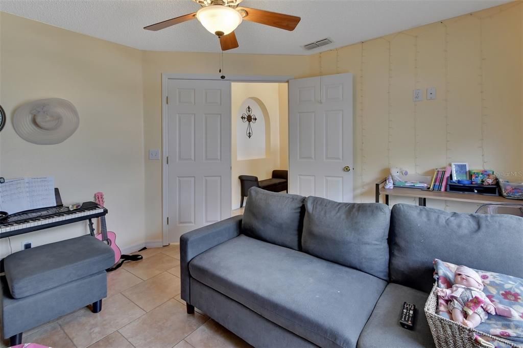 For Rent: $2,425 (3 beds, 2 baths, 1882 Square Feet)