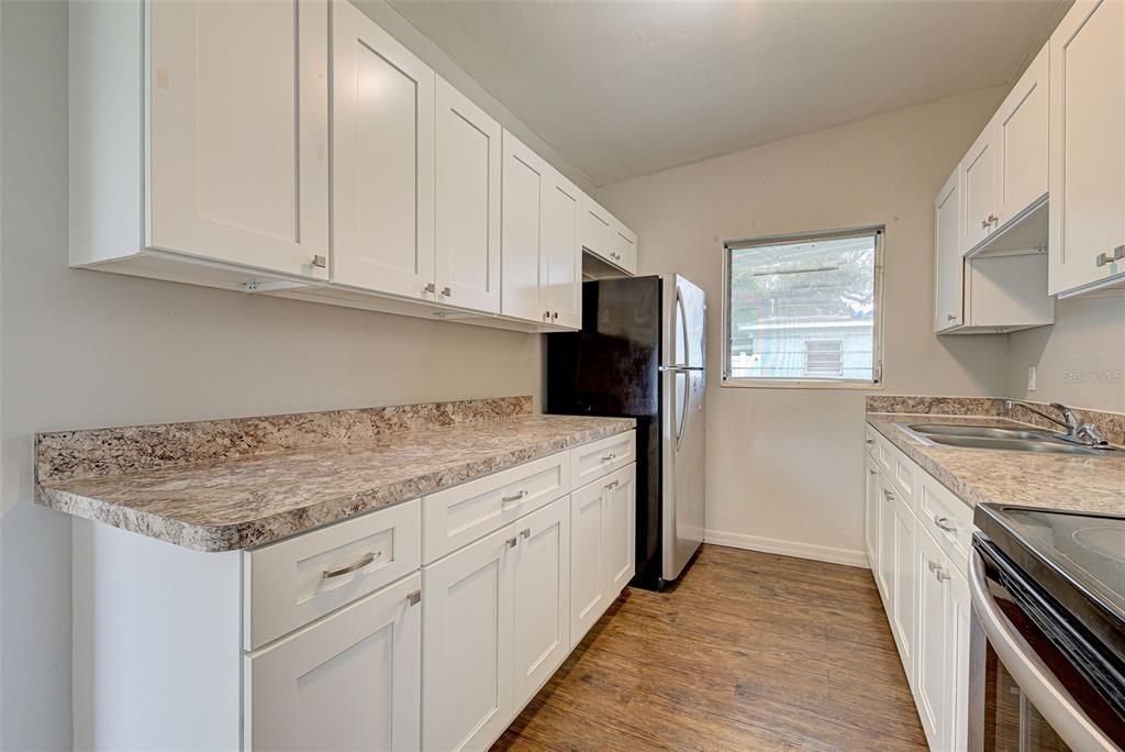 Kitchen-Lots of counter space