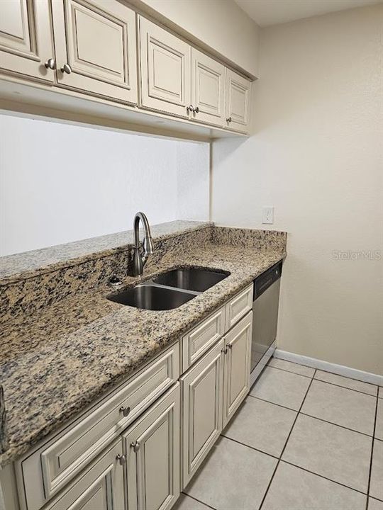 For Sale: $200,000 (2 beds, 1 baths, 884 Square Feet)