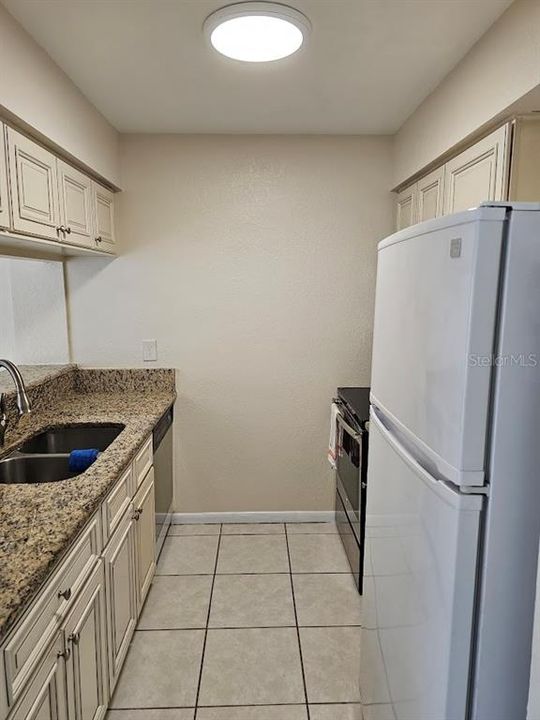 For Sale: $200,000 (2 beds, 1 baths, 884 Square Feet)