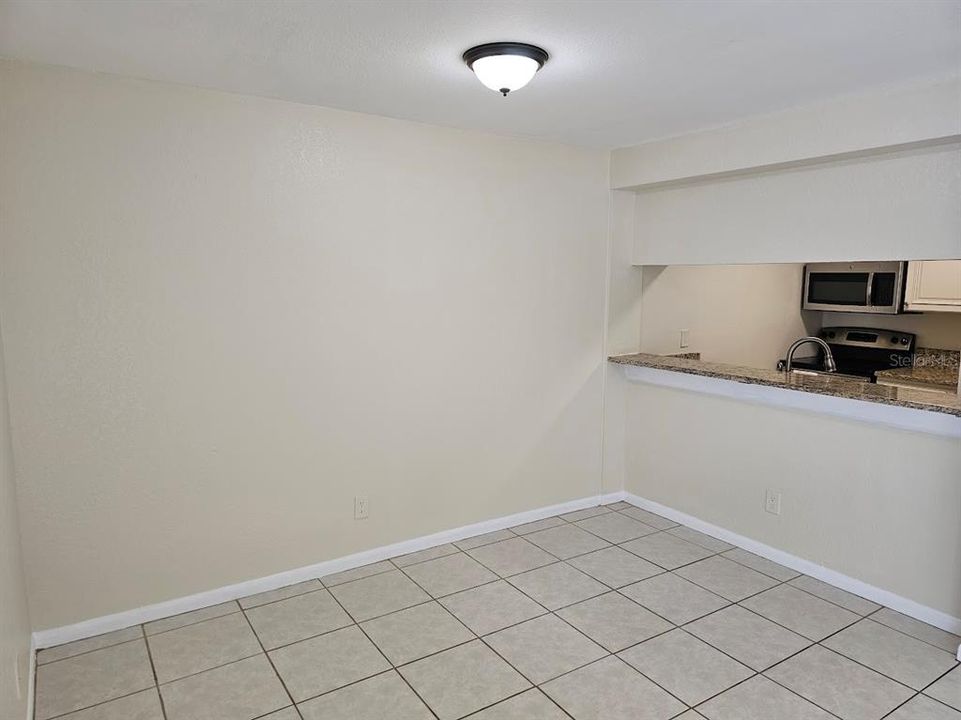 For Sale: $200,000 (2 beds, 1 baths, 884 Square Feet)