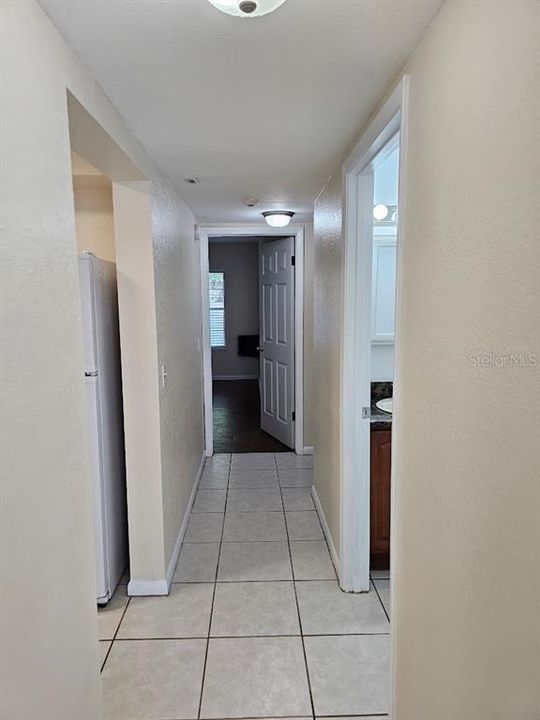 For Sale: $200,000 (2 beds, 1 baths, 884 Square Feet)