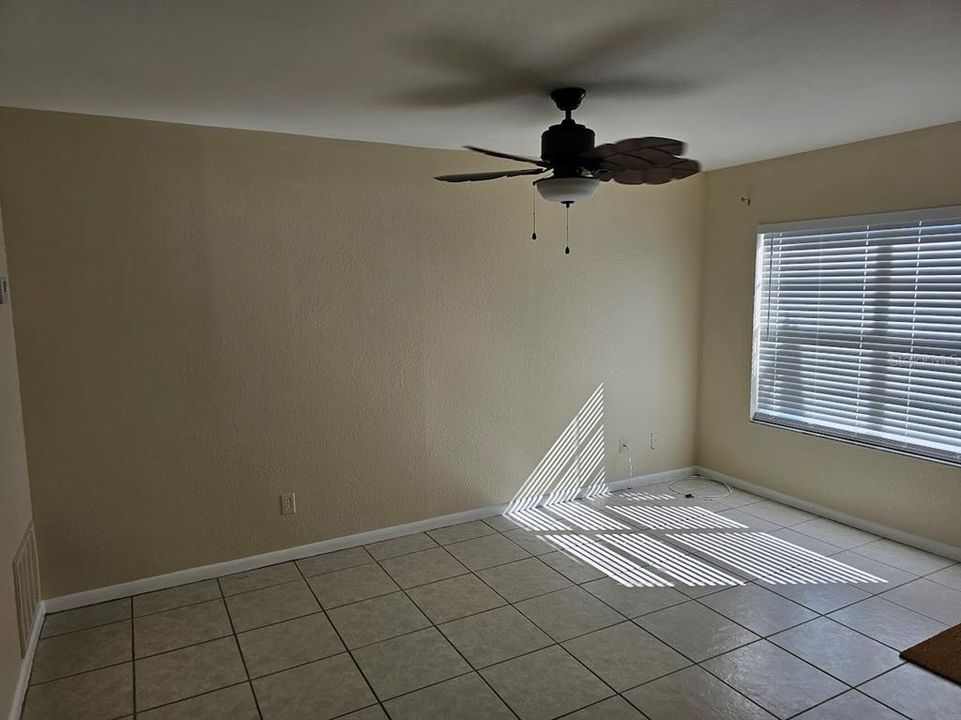 For Sale: $200,000 (2 beds, 1 baths, 884 Square Feet)