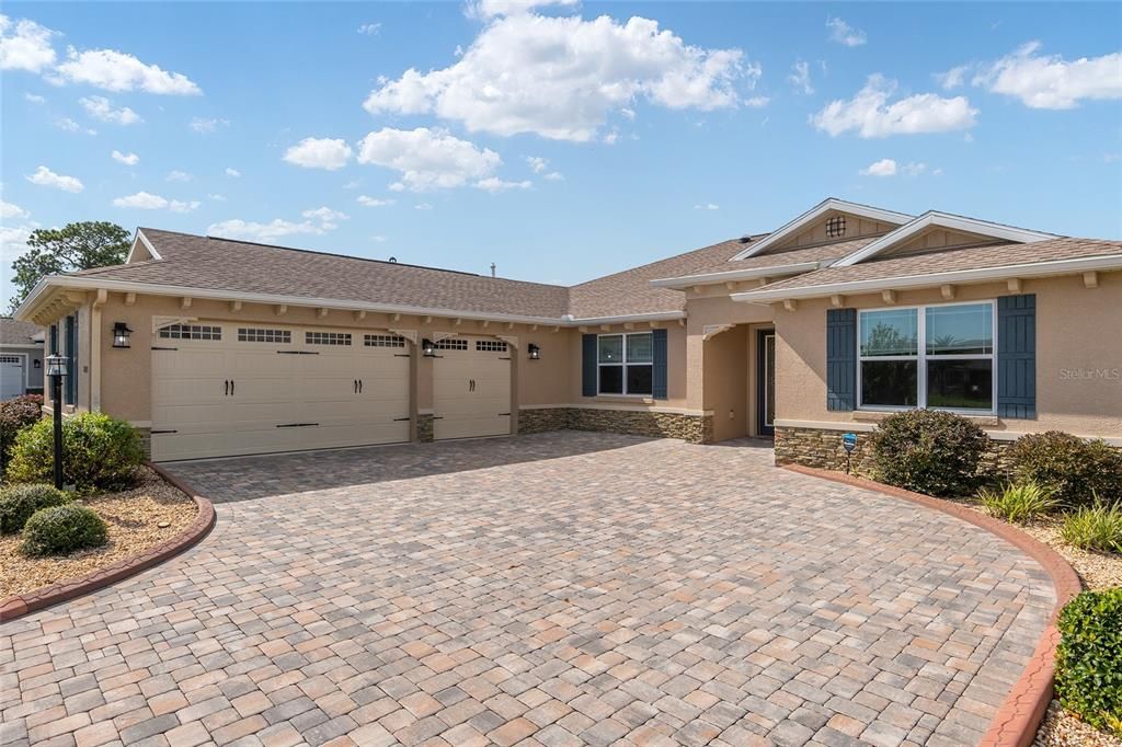 Attractive side entry garage