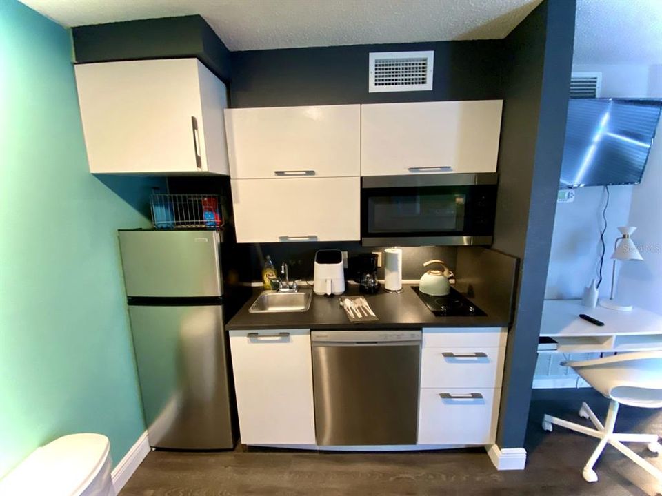 For Sale: $229,900 (2 beds, 1 baths, 635 Square Feet)