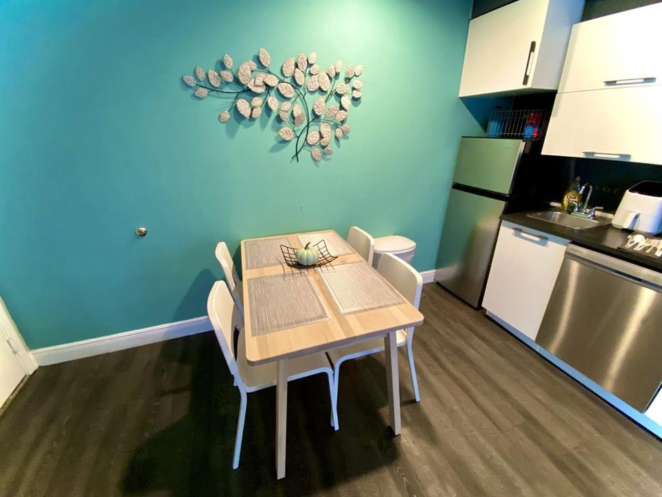 For Sale: $229,900 (2 beds, 1 baths, 635 Square Feet)