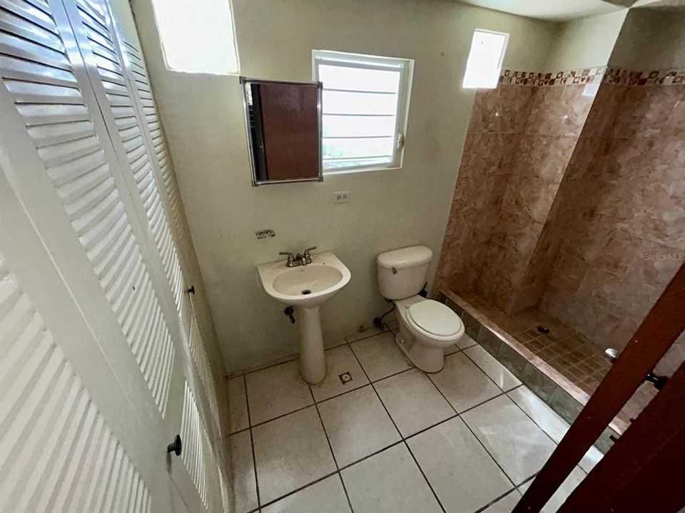 bathroom (3rd apt)