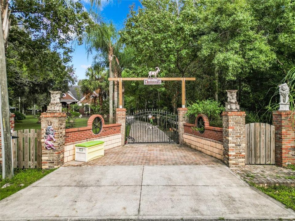 For Sale: $1,500,000 (3 beds, 2 baths, 1926 Square Feet)