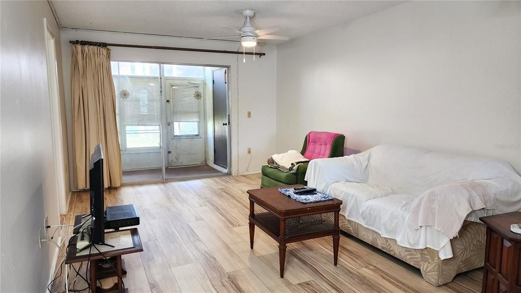 Active With Contract: $64,888 (2 beds, 1 baths, 805 Square Feet)