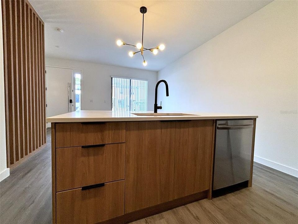 For Rent: $1,950 (3 beds, 3 baths, 1361 Square Feet)