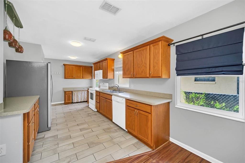 For Sale: $270,000 (2 beds, 2 baths, 1320 Square Feet)