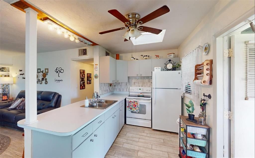 For Sale: $215,000 (3 beds, 1 baths, 1104 Square Feet)