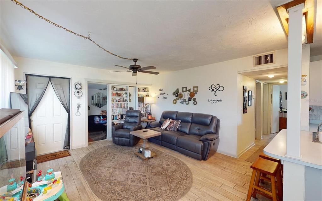 For Sale: $215,000 (3 beds, 1 baths, 1104 Square Feet)