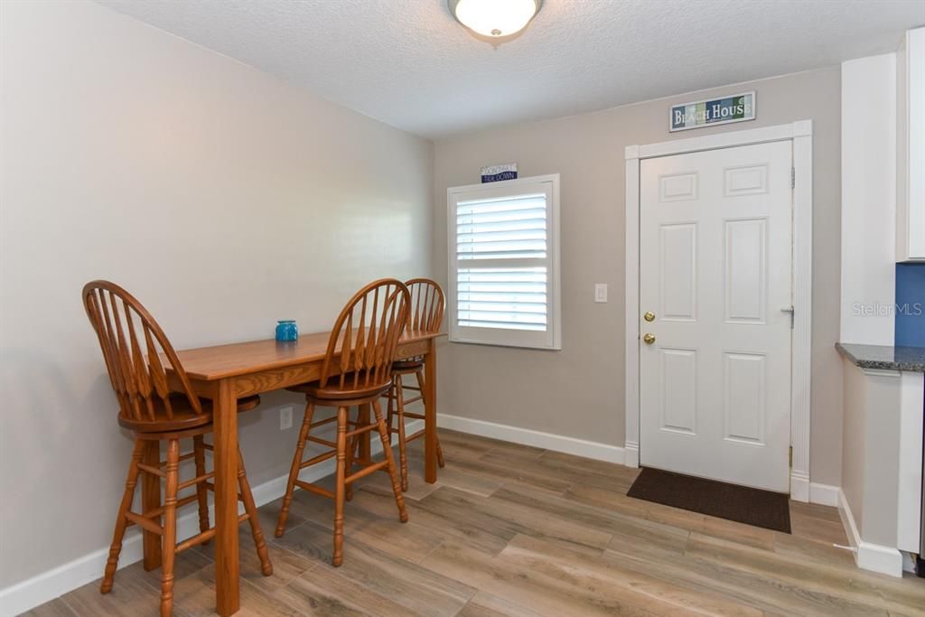 For Sale: $229,900 (2 beds, 2 baths, 1140 Square Feet)