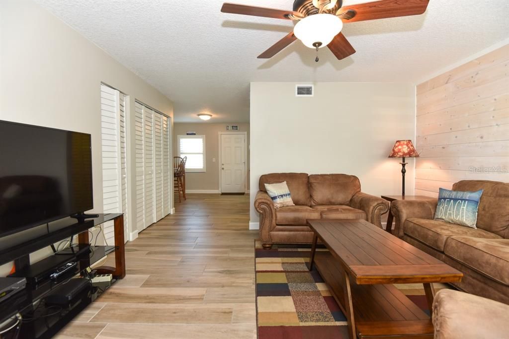 For Sale: $229,900 (2 beds, 2 baths, 1140 Square Feet)